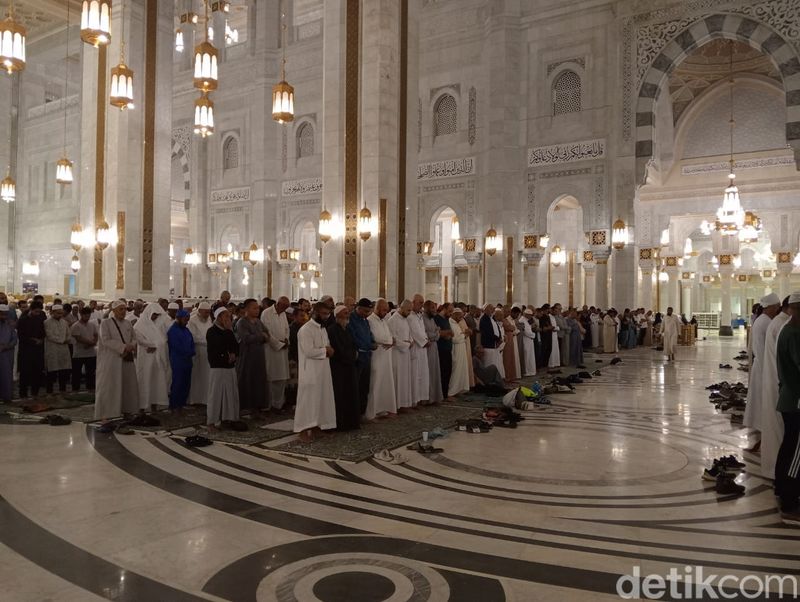 Suasana salat Tarawih di area perluasan Masjidil Haram yang masuk melalui pintu King Abdullah atau pintu 100.