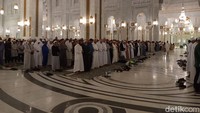 Suasana salat Tarawih di area perluasan Masjidil Haram yang masuk melalui pintu King Abdullah atau pintu 100. Petugas keamanan Saudi atau askar dibantu kepolisian setempat mengarahkan jemaah. Bagi yang tidak memakai kain ihram, diarahkan menuju bangunan baru di pintu 100. (Foto: Erwin Dariyanto/detikcom)