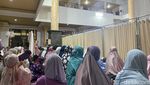 Khusyuknya Warga Salat Tarawih Perdana di Masjid Agung Cianjur-Sukabumi