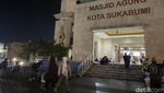 Khusyuknya Warga Salat Tarawih Perdana di Masjid Agung Cianjur-Sukabumi