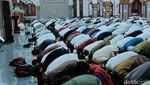 Khusyuknya Warga Salat Tarawih Perdana di Masjid Agung Cianjur-Sukabumi
