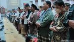 Khusyuknya Warga Salat Tarawih Perdana di Masjid Agung Cianjur-Sukabumi