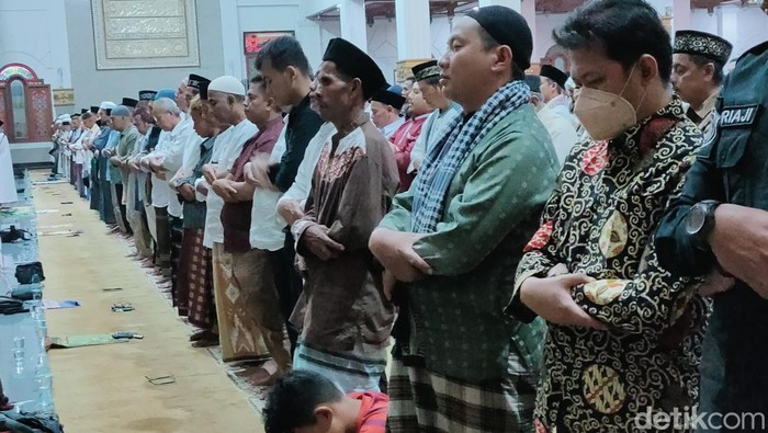 Suasana salat tarawih perdana di Masjid Agung Cianjur dan Sukabumi.