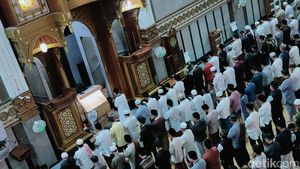 Khusyuknya Warga Salat Tarawih Perdana di Masjid Agung Cianjur-Sukabumi