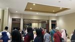 Khusyuknya Warga Salat Tarawih Perdana di Masjid Agung Cianjur-Sukabumi
