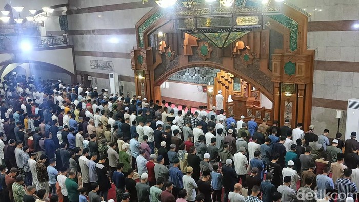 Suasana salat tarawih pertama di Masjid Pusdai