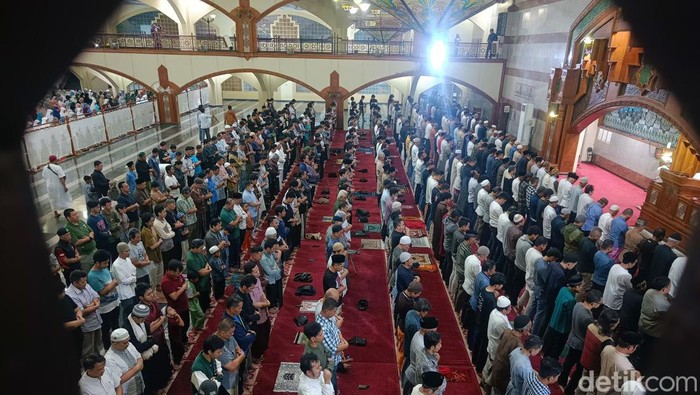 Suasana salat tarawih pertama di Masjid Pusdai