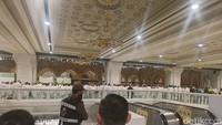 Sementara itu, para jemaah yang memakai kain ihram bisa masuk ke dalam Masjidil Haram dengan harapan menapaki pelataran Kabah. Namun, situasi di dalam lebih padat. Banyak jemaah tertahan di lantai dua yang tidak bisa turun ke pelataran Kabah. (Foto: Afif Farhan/detikcom)