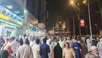 Jemaah berbondong-bondong menuju Masjidil Haram untuk melaksanakan salat Isya dan Tarawih pertama pada 2024. Tim detikHikmah dan jemaah Jennaira Group yang menginap di kawasan Misfallah berjarak 500-an meter dari Masjidil Haram pun ikut bergegas. (Foto: Afif Farhan/detikcom)