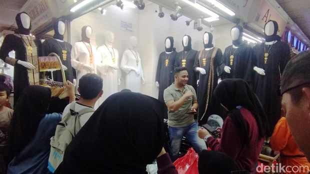 Surya, pedagang gamis di Tanah Abang saat melayani pelanggan (Belia/detikcom)