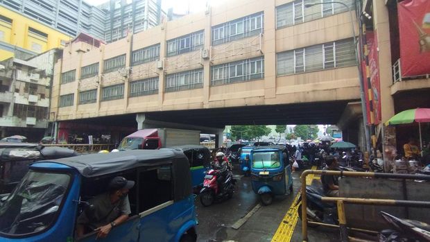 Susana kemacetan lalu lintas di Pasar Tanah Abang, Jakpus, Senin (11/3/2024).
