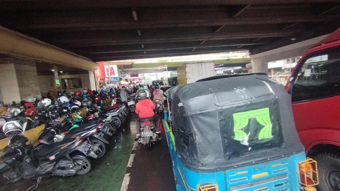 Susana kemacetan lalu lintas di Pasar Tanah Abang, Jakpus, Senin (11/3/2024).