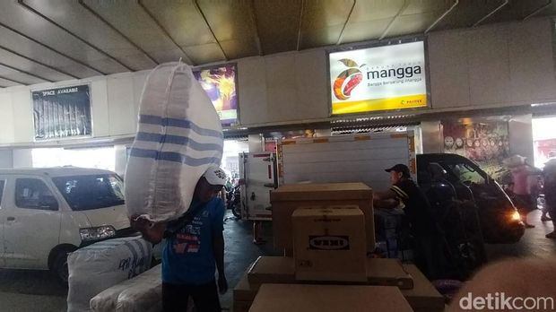 Syamsudin (50) berprofesi sebagai porter di Pasar Tanah Abang (Belia/detikcom)