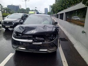 3 Mobil Tabrakan Beruntun di Tol Dalam Kota Slipi Arah Semanggi