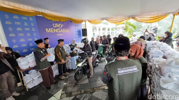 Suasana pembagian takjil gratis untuk mahasiswa di Kampus UMY, Kasihan, Bantul, Senin (11/3/2024).