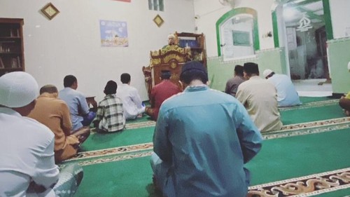 Pelaksanaan salat Tarawih pertama di musala Ar Rahmah, Sesetan, Denpasar Selatan.