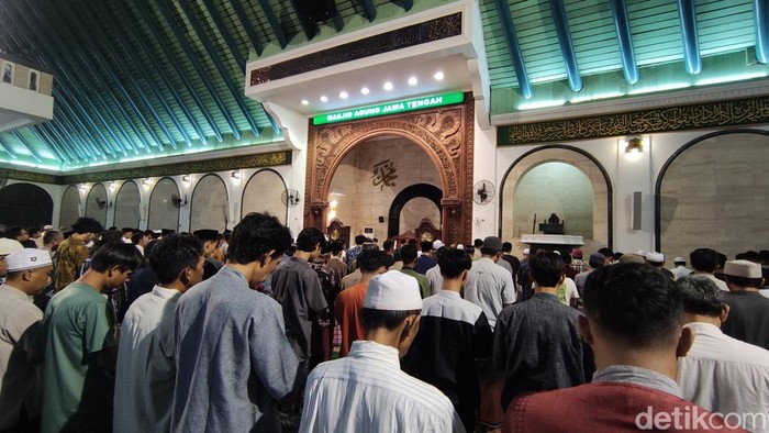 Suasana salat tarawih perdana di Masjid Agung Jawa Tengah Semarang, Senin (11/3/2024).