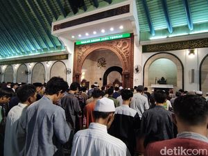 Niat Sholat Tarawih 11 Rakaat Lengkap Sendiri dan Berjamaah