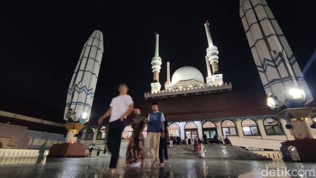 Suasana salat tarawih perdana di Masjid Agung Jawa Tengah Semarang, Senin (11/3/2024).