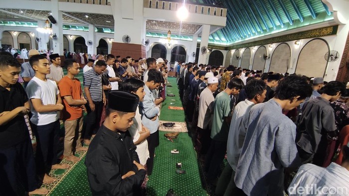 Suasana salat tarawih perdana di Masjid Agung Jawa Tengah Semarang, Senin (11/3/2024).
