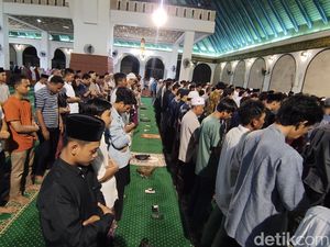 Pulang Duluan Saat Tarawih 8 Rakaat Padahal Imam 23 Rakaat, Emang Boleh?