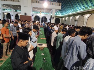 Melihat Suasana Tarawih Perdana di Masjid Agung Jawa Tengah
