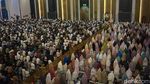 6 Potret Tarawih Pertama di Masjid Al Akbar Surabaya