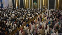 Jemaah pria dan wanita dalam Tarawih pertama di Masjid Al Akbar Surabaya/Foto: Praditya Fauzi Rahman/detikJatim