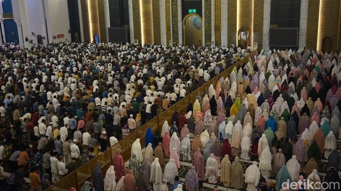 Tarawih Pertama di Masjid Al Akbar Surabaya Sekitar 15 ribu jemaah salat Tarawih pertama di Masjid Al Akbar Surabaya, Senin (11/3/2024) malam. Berikut ini sederet potretnya.