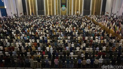 6 Potret Tarawih Pertama di Masjid Al Akbar Surabaya