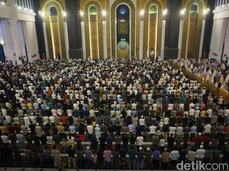 6 Potret Tarawih Pertama di Masjid Al Akbar Surabaya