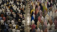 Jemaah pria dan wanita dalam Tarawih pertama di Masjid Al Akbar Surabaya/Foto: Praditya Fauzi Rahman/detikJatim
