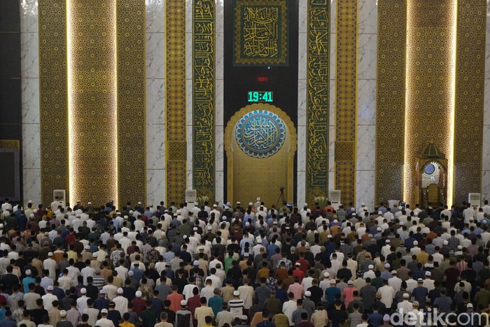 Sekitar 15 ribu jemaah salat Tarawih pertama di Masjid Al Akbar Surabaya, Senin (11/3/2024) malam. Berikut ini sederet potretnya.