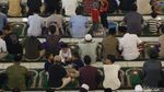 6 Potret Tarawih Pertama di Masjid Al Akbar Surabaya