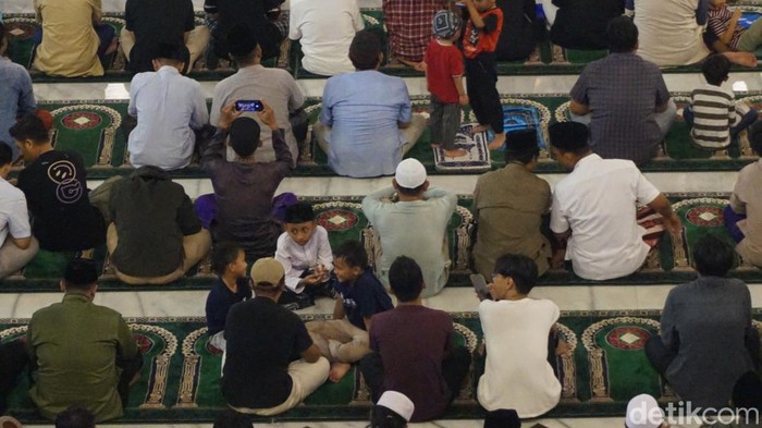 Sekitar 15 ribu jemaah salat Tarawih pertama di Masjid Al Akbar Surabaya, Senin (11/3/2024) malam. Berikut ini sederet potretnya.