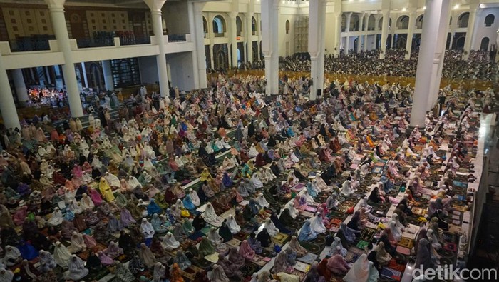 Sekitar 15 ribu jemaah salat Tarawih pertama di Masjid Al Akbar Surabaya, Senin (11/3/2024) malam. Berikut ini sederet potretnya.