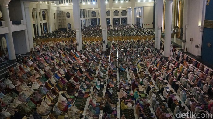 Sekitar 15 ribu jemaah salat Tarawih pertama di Masjid Al Akbar Surabaya, Senin (11/3/2024) malam. Berikut ini sederet potretnya.