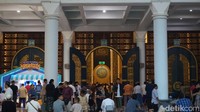 Suasana Tarawih pertama di Masjid Al Akbar Surabaya/Foto: Praditya Fauzi Rahman/detikJatim