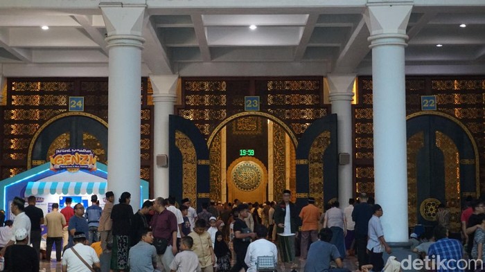 Tarawih Pertama di Masjid Al Akbar Surabaya Sekitar 15 ribu jemaah salat Tarawih pertama di Masjid Al Akbar Surabaya, Senin (11/3/2024) malam. Berikut ini sederet potretnya.