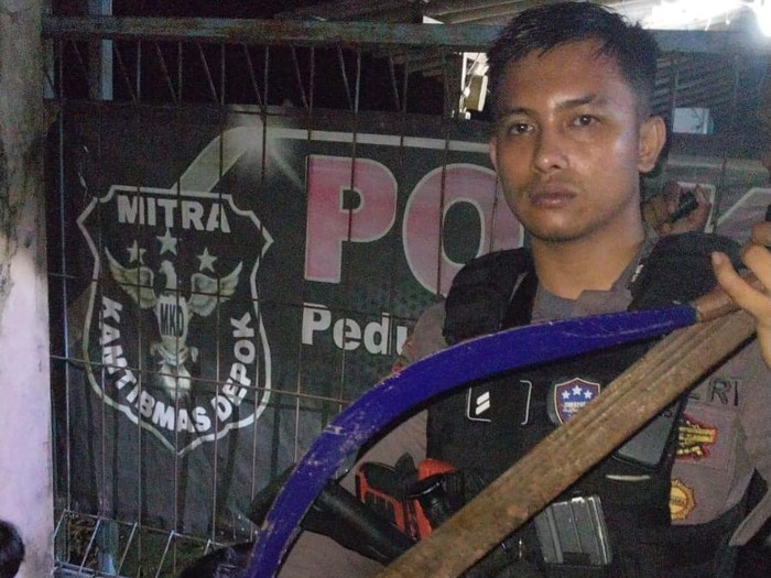 Tawuran pelajar kembali terjadi di Cipayung, Depok, Jawa Barat (Jabar). Lima orang pelajar memiliki senjata tajam (sajam) diamankan polisi.