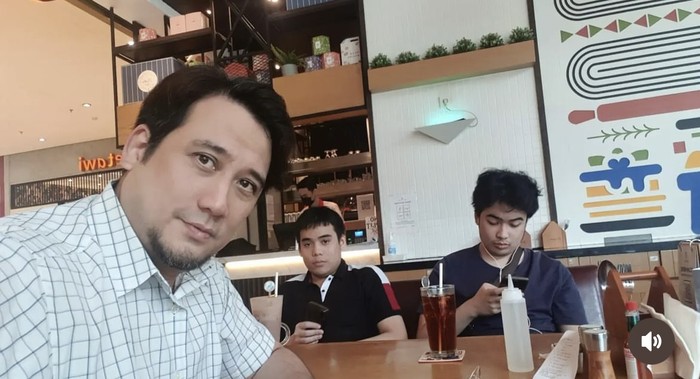 Tengku Firmansyah dan Cindy Fatikasari Kompak Makan Kue hingga Durian