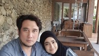 Pasangan yang telah menikah sejak tahun 1999 ini memang terlihat begitu kompak. Keduanya juga sering menunjukkan momen kuliner bersama. Foto: Instagram @tengku_firmansyah