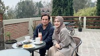 Salah satunya ketika Tengku Firmansyah dan istrinya menikmati makan malam yang disediakan hotel Jiwa Jawa Bromo. Mereka terlihat sempat menikmati  segelas jus semangka dan minuman hangat. Foto: Instagram @tengku_firmansyah
