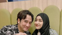 Ada lagi momen pasangan suami istri yang telah menikah selama 25 tahun itu merayakan hari spesial dengan makan enak di restoran. Tidak lupa mereka menghadrikan kue cokelat sebagai pelengkap. Foto: Instagram @tengku_firmansyah