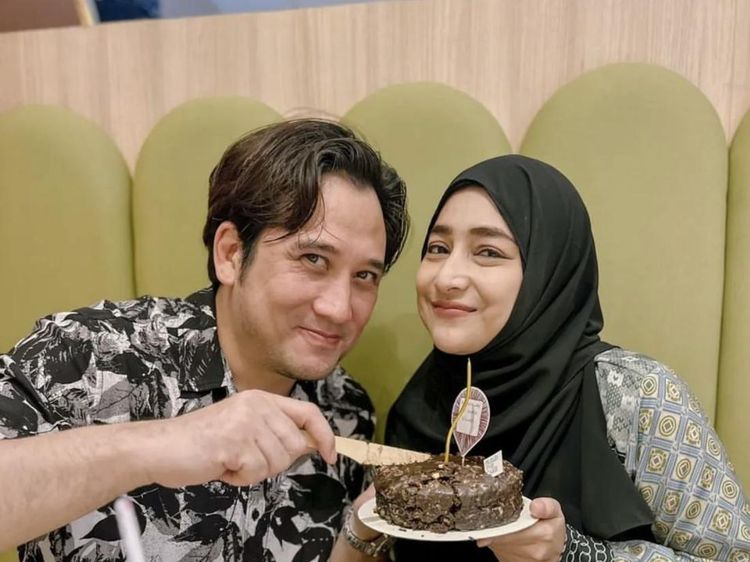 Tengku Firmansyah dan Cindy Fatikasari Kompak Makan Kue hingga Durian