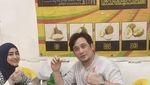 Tengku Firmansyah dan Cindy Fatikasari Kompak Makan Kue hingga Durian
