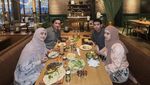 Tengku Firmansyah dan Cindy Fatikasari Kompak Makan Kue hingga Durian