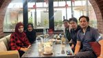 Tengku Firmansyah dan Cindy Fatikasari Kompak Makan Kue hingga Durian