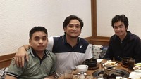 Begini potret ketika Tengku Firmansyah mengajak anak laki-laki kembarnya untuk makan bersama. Ketiga pria ini menikmati makan AYCE di restoran Gyu Kaku. Foto: Instagram @tengku_firmansyah