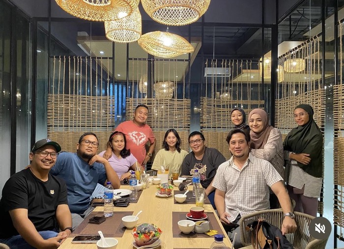 Tengku Firmansyah dan Cindy Fatikasari Kompak Makan Kue hingga Durian